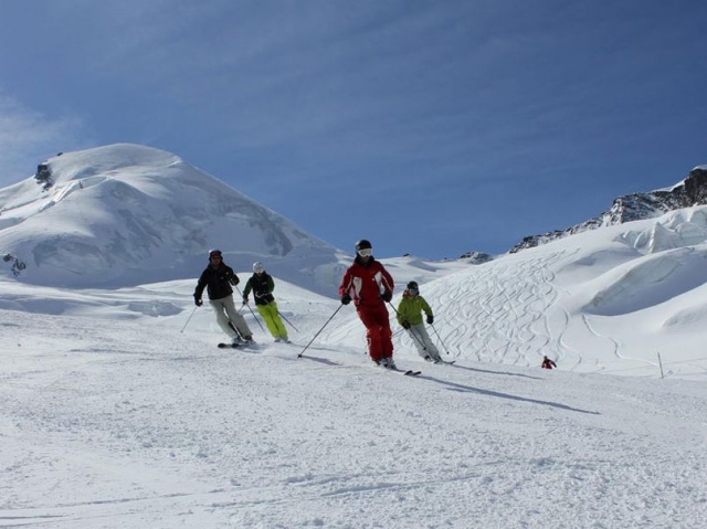 grupo de amigos esquiando en la montana